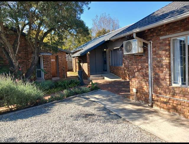 6 BEDROOM HOUSE FOR SALE IN ROOIHUISKRAAL